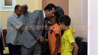 محافظ الأقصر يهنئ أيتام المحافظة ويقدم لهم هدايا نقدية