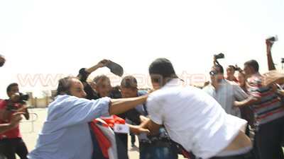 بالفيديو والصور.. اشتباكات بين مؤيدى ومعارضي «مبارك»