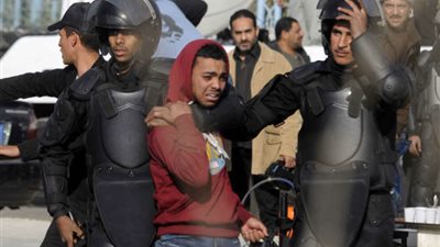 الأمن يقبض على اثنين من أهالي الشهداء أمام الأكاديمية