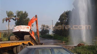 إصلاح ماسورة خط المياه الرئيسى بمركز كفر سعد