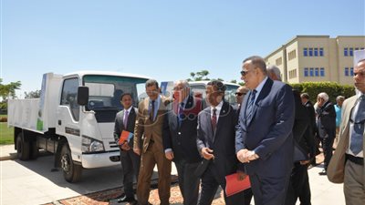 الجيزة تتسلم 5 معدات نظافة جديدة لدعم القرى الأكثر احتياجا