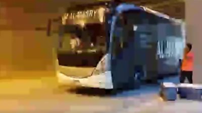 بالصور والفيديو.. لاعبو المصري يصلون ستاد الجيش ببرج العرب