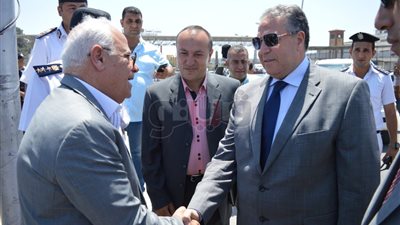 محافظ بورسعيد يتفقد منفذ الرسوة الجمركي (صور)