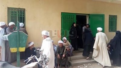 كبار السن يعانون من طوابير الانتظار أمام مكاتب بريد قنا (صور)