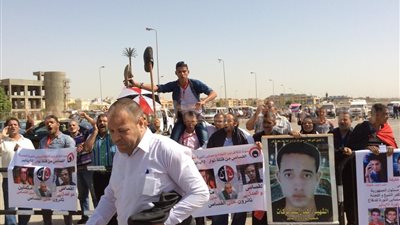 بالفيديو والصور.. أهالي الشهداء يرفعون الأحذية لأنصار مبارك أمام 