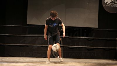 بالصور.. مهارات كروية على مسرح ساقية الصاوي