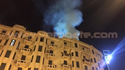 بالفيديو والصور.. حريق هائل في عقار سكني بميدان التحرير.. الدفع بـ 3 سيارات إطفاء وسلالم هيدروليكية لإخماده.. ورجال «الحماية المدنية» يسيطرون على ألسنة اللهب المتصاعدة دون خسائر في الأرواح