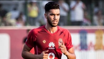 أزارو يرتدي قميص عمرو جمال في بداية مشواره مع الأهلي بالدوري