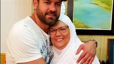 عمرو يوسف يحتضن والدته في صورة جديدة