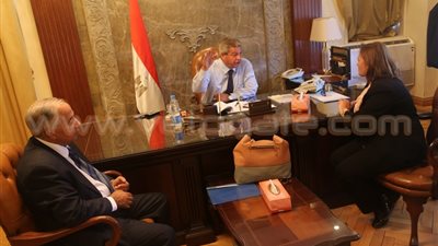 بالصور.. عبد العزيز يبحث مع 