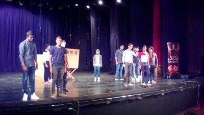 بالصور.. شباب أسوان يقدمون عرضا مسرحيا بعنوان «أيوه بجد»