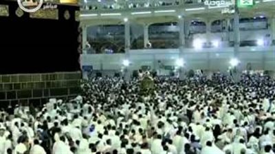 بالفيديو.. تسابق الحجاج على تقبيل الحجر الأسود