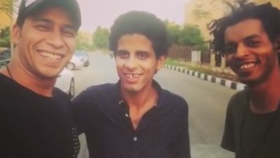 بالفيديو.. أوكا وأورتيجا يشاركان حمدي الميرغني الاستعداد لحفل زفافه