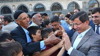 بالصور.. رئيس الوزراء التركي يؤدي صلاة العيد في ديار بكر