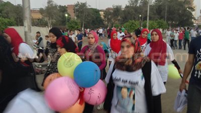 بالصور.. مرشح يستغل طلبة الدروس الخصوصية في الدعاية الانتخابية