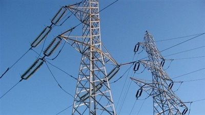«الكهرباء» تنفذ برج خط هوائي جنوب حلوان- زهراء المعادي