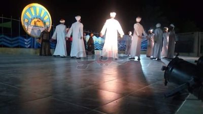 عروض مميزة لفرقة أسوان للفنون الشعبية على مسرح الشاطئ بمطروح (صور)