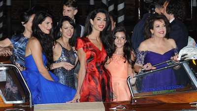 بالفيديو والصور.. أمل تبهر سكان إيطاليا قبل الزواج بـ«كلوني»