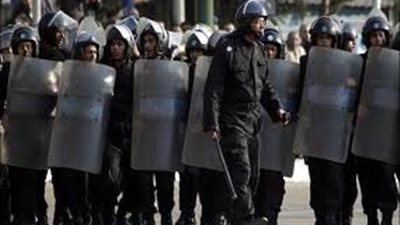 قوات الأمن تحمى أحد البنوك المتواجدة بجوار وزارة الرياضة