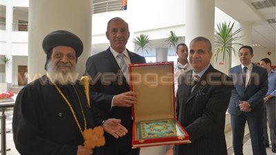 بالصور.. أسقف الأقباط يهدي محافظ البحر الأحمر نسخة من القرآن