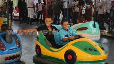 بالصور والفيديو.. إقبال كثيف على ملاهي حديقة الحيوان