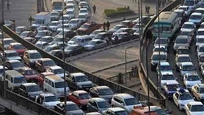 كثافات مرورية أعلى كوبري 6أكتوبر بسبب اصطدام سيارة بحاجز خرساني