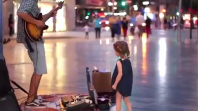 بالفيديو.. رد فعل طفلة صغيرة سمعت موسيقي أغنية «ديسباسيتو»