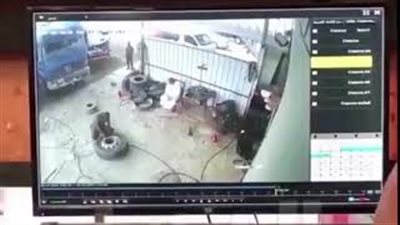 لحظة تحرك شاحنة ودهس عامل في ورشة بالكويت (فيديو)