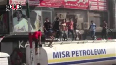 بالفيديو.. شباب بولاق يوقفون «مقطورة بنزين» للرقص فوقها