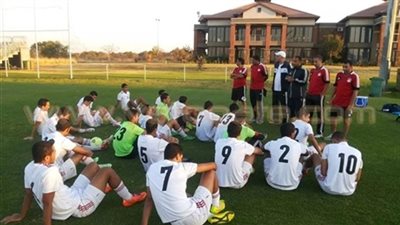 لاعبو منتخب 98 يجرون عمليات الإحماء باستاد المقاولون