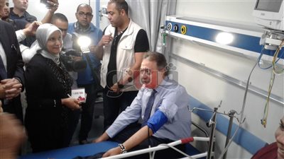 بالصور.. وزير الصحة يجرب جهاز الضغط في مستشفى أبو المنجا بالقليوبية