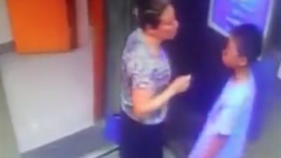 امرأة تتحرش بطفل داخل «أسانسير» (فيديو)