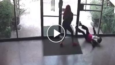 لحظة اعتداء فتاة على مسنة وسرقة حقيبتها (فيديو)