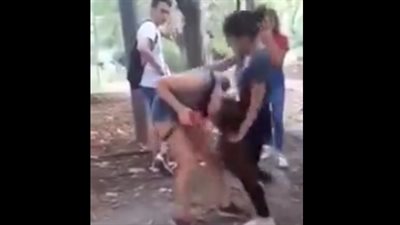 لقطات مروعة للحظة اعتداء فتيات على صديقتهن (فيديو)