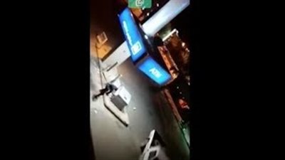 بالفيديو.. لحظة سرقة لصوص صرافا آليا في السعودية