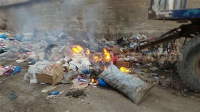 بالصور.. أهالي الإسكندرية يحرقون القمامة بسبب غياب عمال النظافة
