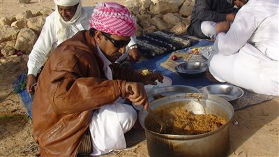 عيد الأضحى بمطروح «مذاق خاص».. الذبح أمام المنازل حرفة يتقنها الآباء ويتعلمها الأبناء.. «الأرز الأحمر واللحم» الوجبة الرسمية.. «العصيدة» معشوقة الأهالي.. و«الزردة