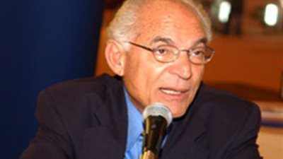 الباز يعرض على محلب دراسات وخرائط للظهير الصحراوي بأسوان