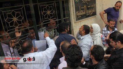 مدرسو الأجر يقطعون الطريق أمام محافظة الجيزة