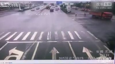 بالفيديو.. العناية الإلهية تنقذ رجلين من موت محقق