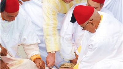 بالفيديو والصور.. ملك المغرب ينحر أضحية العيد