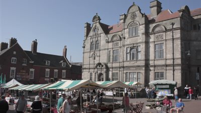 أم تتخلص من ابنتها حديثة الولادة بوضعها في كيس بلاستيك ورميها من شباك