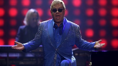 المغني البريطاني جون ألتون يتلقى اتصالًا هاتفيًا من «بوتين»