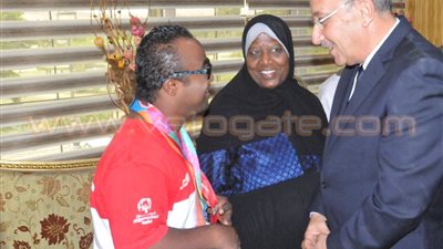 بالصور.. محافظ أسوان يكرم أحمد فخري بطل العالم في ألعاب القوى