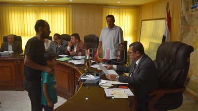 بالفيديو.. محافظ الفيوم يوجه بتوفير مساعدات مالية للأسر الفقيرة