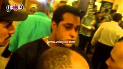 بالفيديو.. «السبكي» يعنف أمن «مترو» بسبب اقتحام الجمهور للسينما
