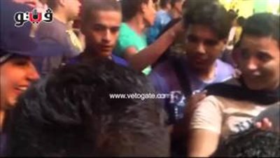 بالفيديو.. مشادات بين الشباب والشرطة النسائية أمام «سينما مترو»