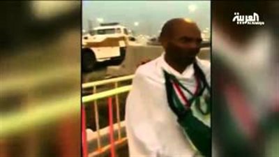 بالفيديو.. عفوية حاج جزائري أمام رجل أمن سعودي