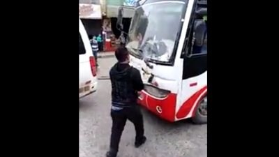 رد فعل صادم لسائق شاحنة صدمته حافلة (فيديو)