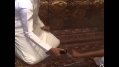 بالفيديو.. شاب يكسر أصبع صديقه بأداة حديدية للحصول على أجازة العيد!